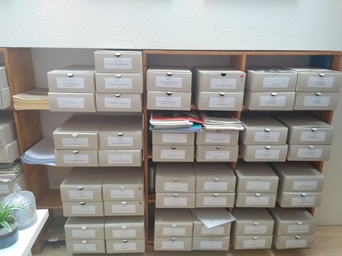 Viele graue Archivboxen.