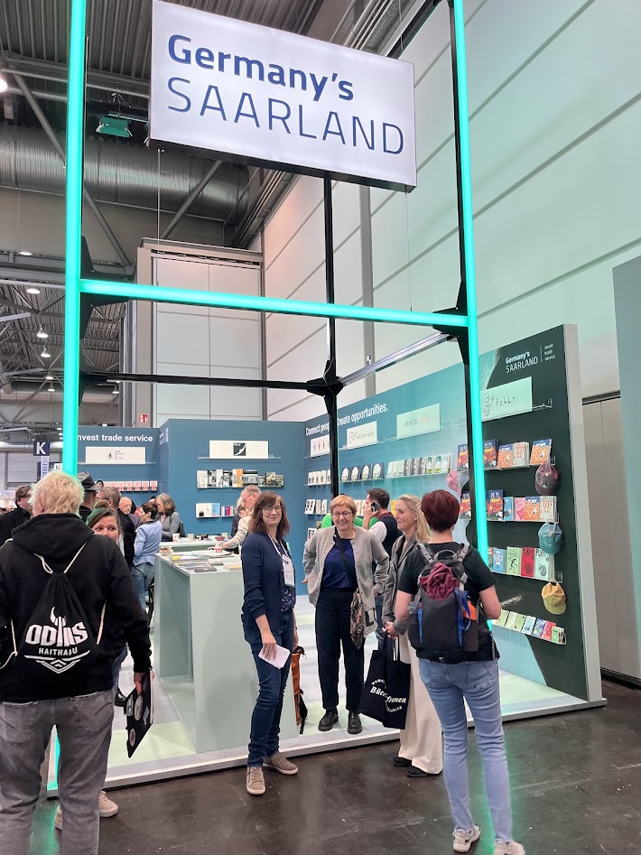 Mit Dorothea Walburga Schwingel vom Polly.Verlag - Messerundgang der BücherFrauen LBM 26 