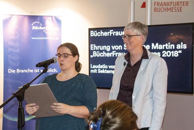 Jana Stahl (links am Mikrofon) und Susanne Martin (rechts, groß) auf der Frankfurter Buchmesse 2018.
