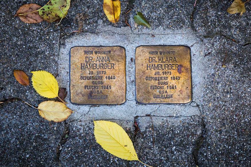 Das Bild zeigt die zwei Stolpersteine für Anna und Klara Hamburger.