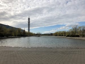 Zu sehen: Der Messesee vor der Leipziger Messe, mit Wolken